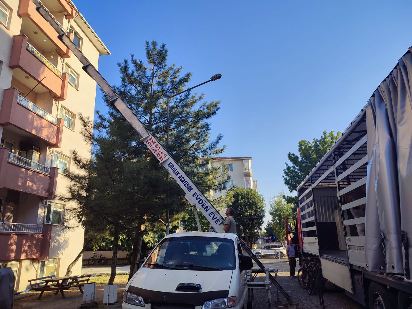 Mobilya asansörü kurulmuş, yanında kapalı kasa taşıma aracı